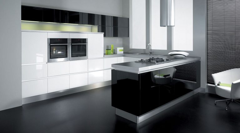 High Gloss - Black & White Kitchen